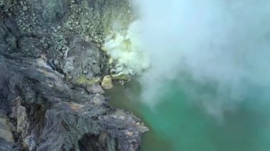 Kawah Ijen volkanı kraterindeki sülfür madeninin havadan görünüşü. Doğu Java, Endonezya.