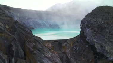 Kawah Ijen volkanı kraterindeki sülfür madeninin havadan görünüşü. Doğu Java, Endonezya.