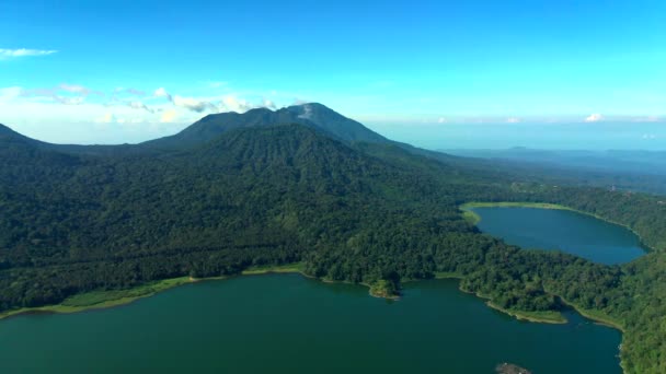 Luchtfoto van het meer van Buyan en bergen op de achtergrond. Bali, Indonesië. — Stockvideo