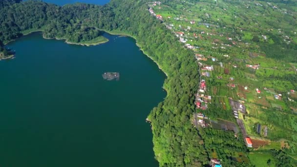 Flygfoto över sjön Buyan och bergen på bakgrunden. Bali, Indonesien. — Stockvideo