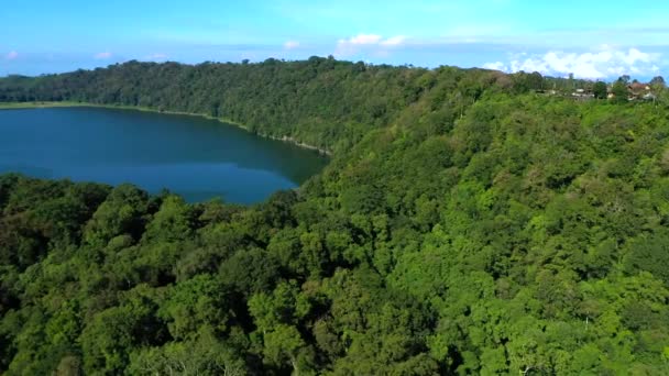 Flygfoto över sjön Buyan och bergen på bakgrunden. Bali, Indonesien. — Stockvideo
