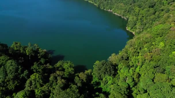 Widok z lotu ptaka na jezioro Buyan i góry na tle. Bali, Indonezja. — Wideo stockowe