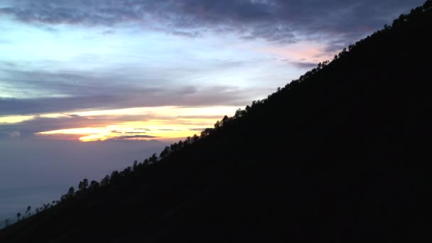 カワイエン火山の近くの早朝に霧の山の空中ビュー。インドネシア、ジャワ. — ストック動画