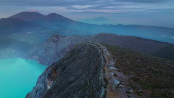 Légi kilátás a Kawah Ijen vulkán kék savas tó. Kelet-Jáva, Indonézia — Stock videók