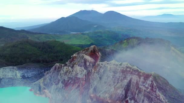 Vista aérea del volcán Kawah Ijen de montaña con lago de ácido azul. Java Oriental, Indonesia — Vídeo de stock