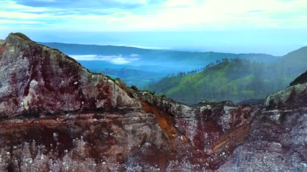 Vista aérea de una colina con las montañas en el fondo cerca del volcán Kawah Ijen. Java Oriental, Indonesia — Vídeo de stock