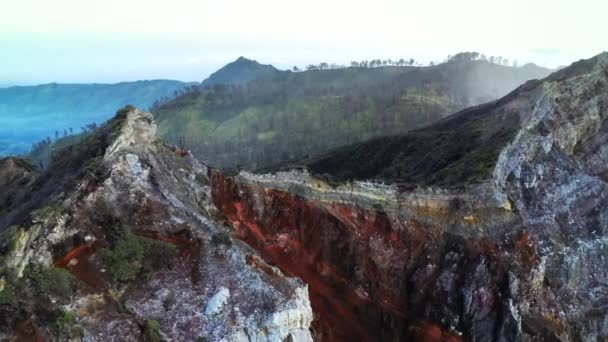 가와이젠 화산 근처 의산들이 있는 언덕을 공중에서 내려다본 것이다. 인도네시아, 이스트 자바 — 비디오