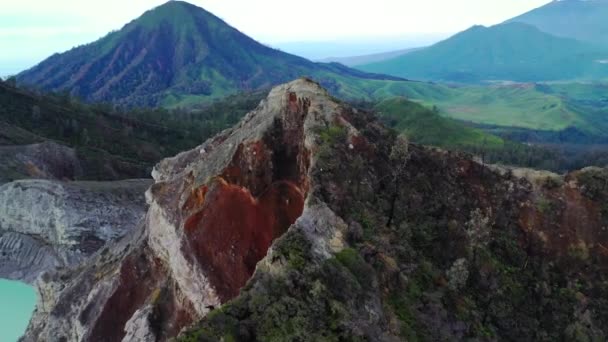 Luftaufnahme des Vulkans Kawah Ijen mit blauem Säuresee. Ostjava, Indonesien — Stockvideo