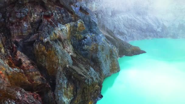 Vista aérea del volcán Kawah Ijen de montaña con lago de ácido azul. Java Oriental, Indonesia — Vídeo de stock