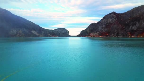 青い酸湖と山カワイエン火山の空中ビュー。インドネシアの東ジャワ州 — ストック動画