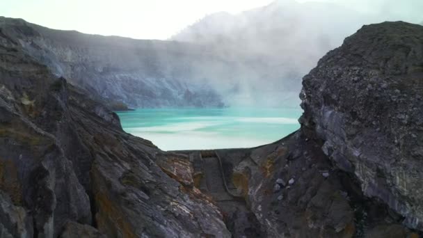 Kawah Ijen volkanı kraterindeki sülfür madeninin havadan görünüşü. Doğu Java, Endonezya. — Stok video