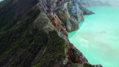 Mavi asit gölü olan Kawah Ijen yanardağının hava manzarası. Doğu Java, Endonezya