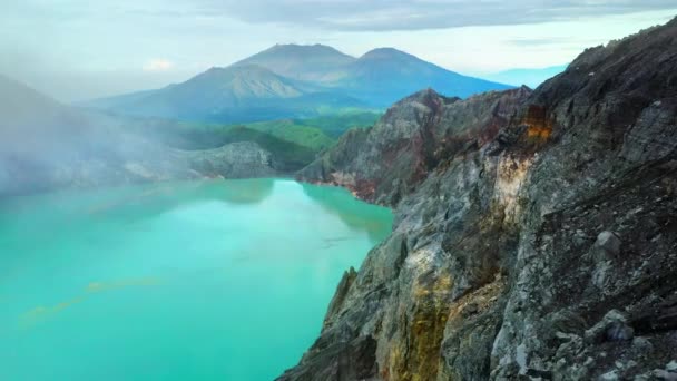 Luftaufnahme des Vulkans Kawah Ijen mit blauem Säuresee. Ostjava, Indonesien — Stockvideo