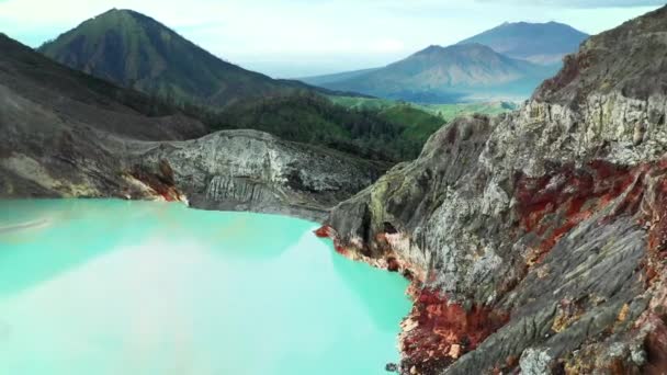 Vista aérea del volcán Kawah Ijen de montaña con lago de ácido azul. Java Oriental, Indonesia — Vídeos de Stock