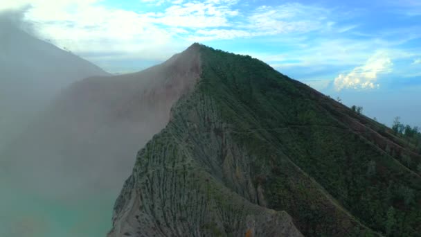 Vista aérea del volcán Kawah Ijen de montaña con lago de ácido azul. Java Oriental, Indonesia — Vídeos de Stock