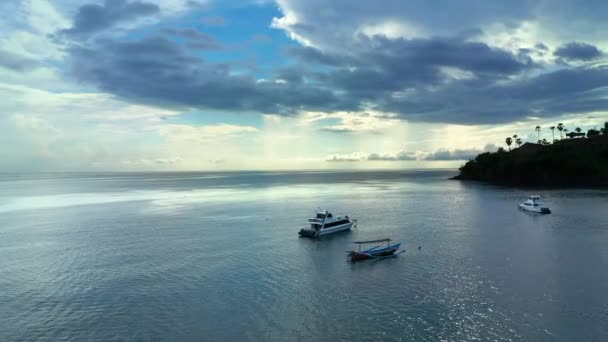 Luchtfoto van prachtige zonsopgang op een tropisch strand met boten in een haven. Natuur landschap achtergrond. — Stockvideo