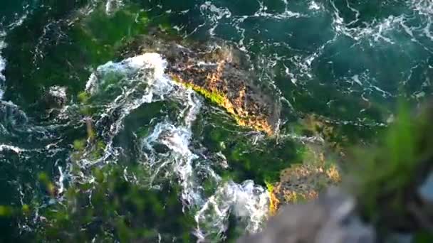 Top view of waves hitting by rocks. Beautiful ocean waves slow motion. — Stock Video