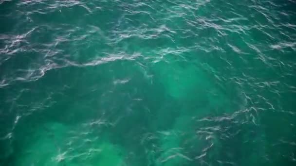 Hermosa agua de mar aguamarina. Vista de cerca de la superficie de agua ondulante azul . — Vídeos de Stock