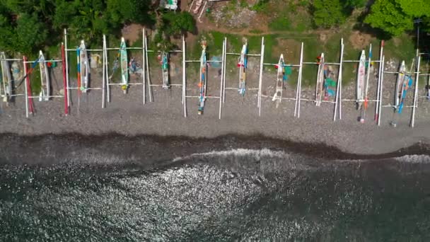 Вид на индонезийские деревянные рыбацкие лодки, лежащие на берегу на севере Бали. Воздушный беспилотник . — стоковое видео