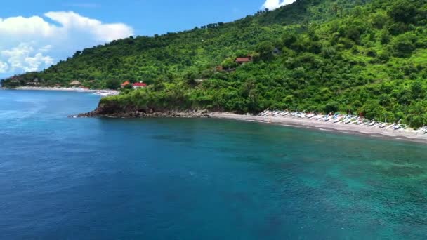 Flygfoto på traditionell fiskeby med träbåtar på sanden i Amed, Bali, Indonesien. — Stockvideo