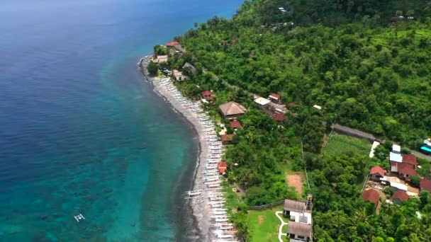 Uitzicht vanuit de lucht op traditioneel vissersdorp met houten boten op het zand in Amed, Bali, Indonesië. — Stockvideo