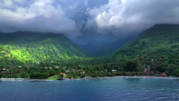 澄んだ青い水と湾の空中ドローンビュー。熱帯ラグーンのボートやヨット。インドネシアのバリ. — ストック動画