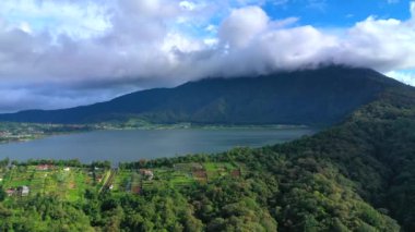 Agung volkanı yakınlarındaki Batur Gölü 'nün havadan görüntüsü. Bali, Endonezya.