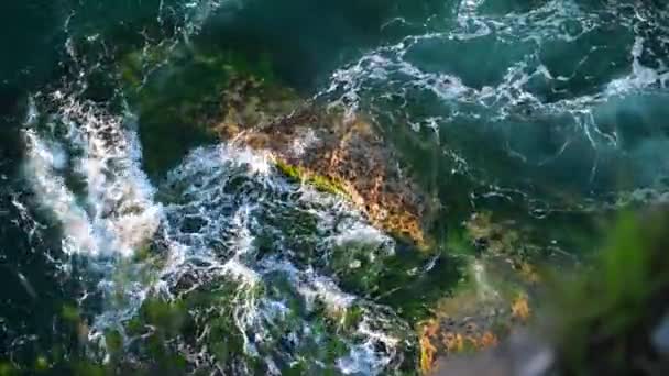 Bovenaanzicht van golven die door rotsen raken. Mooie oceaan golven slow motion. — Stockvideo