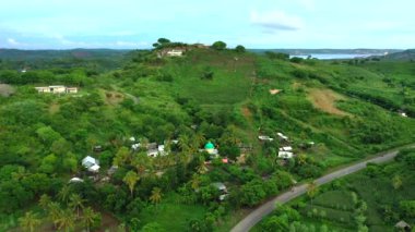 Camii ve yerel yolu olan Endonezya kırsalının havadan görünüşü. Lombok, Endonezya.