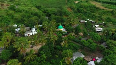 Camii ve yerel yolu olan Endonezya kırsalının havadan görünüşü. Lombok, Endonezya.