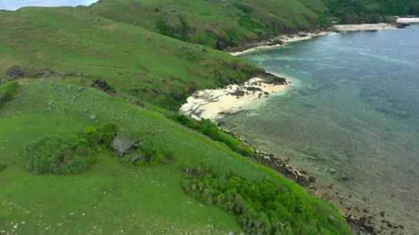Vue aérienne du paysage pittoresque avec océan et collines rocheuses verdoyantes pendant la journée ensoleillée. Lombok, Indonésie .