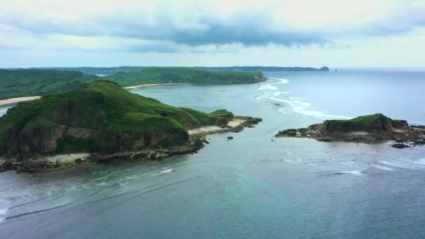 Veduta aerea del paesaggio panoramico con oceano e verdi colline rocciose durante la giornata di sole. Lombok, Indonesia . — Video Stock