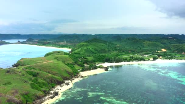 Vista aérea del paisaje escénico con el océano y verdes colinas rocosas durante el día soleado. Lombok, Indonesia . — Vídeos de Stock