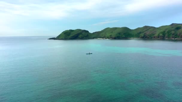 晴れた日の間に海と緑の岩の丘と風光明媚な風景の空中ビュー。インドネシアのロンボク. — ストック動画