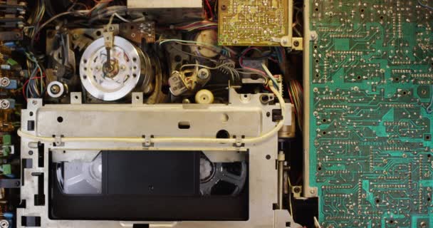 Analog VHS casette Recorder Inside. Internal functions and casette loading. — Stock Video