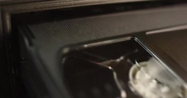 Analog VHS kayıt cihazı içeride. İç işlevler ve kaset yükleme.