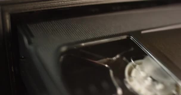 Analoger VHS Kassettenrekorder im Inneren. Interne Funktionen und Kassettenbeladung. — Stockvideo
