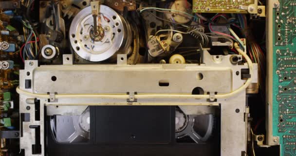Analog VHS kassettbandspelare Inside. Interna funktioner och kassettbelastning. — Stockvideo