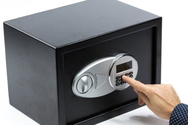 Adamın elinde bir kasa, elektronik kapı açma