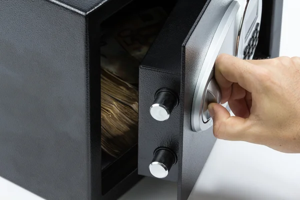 Adamın elinde bir kasa kapı açma