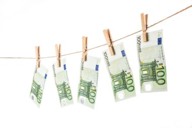 100 euro banknot clothesline beyaz arka plan üzerinde asılı.