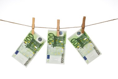 100 euro banknot clothesline beyaz arka plan üzerinde asılı.