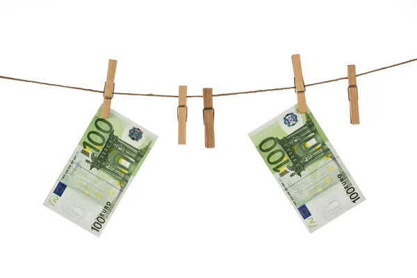 100 euro banknot clothesline beyaz arka plan üzerinde asılı. — Stok fotoğraf