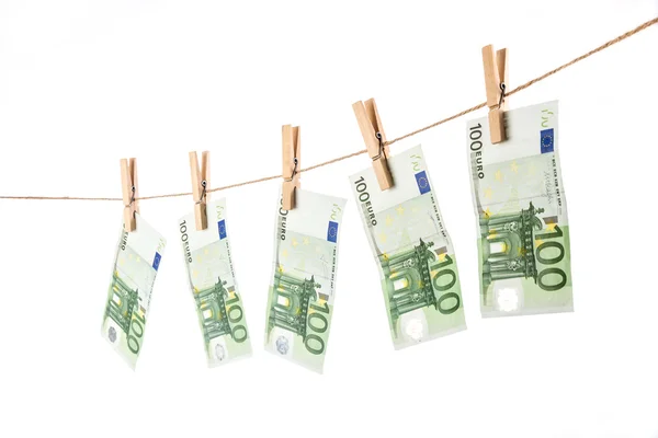 100 notas de euro penduradas no varal sobre fundo branco . — Fotografia de Stock