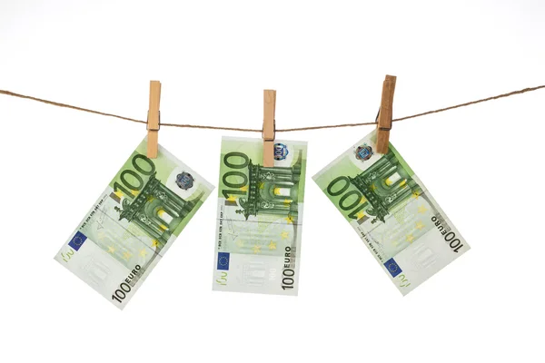 100 notas de euro penduradas no varal sobre fundo branco . — Fotografia de Stock