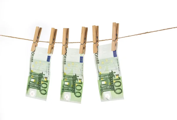 100 euro banknot clothesline beyaz arka plan üzerinde asılı. — Stok fotoğraf