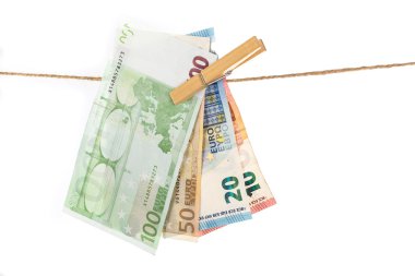 Euro banknot clothesline beyaz arka plan üzerinde asılı.