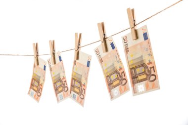 50 euro banknot clothesline beyaz arka plan üzerinde asılı.