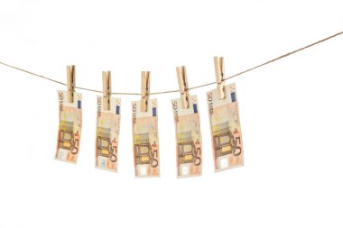 50 euro banknot clothesline beyaz arka plan üzerinde asılı.