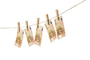 50 euro banknot clothesline beyaz arka plan üzerinde asılı.